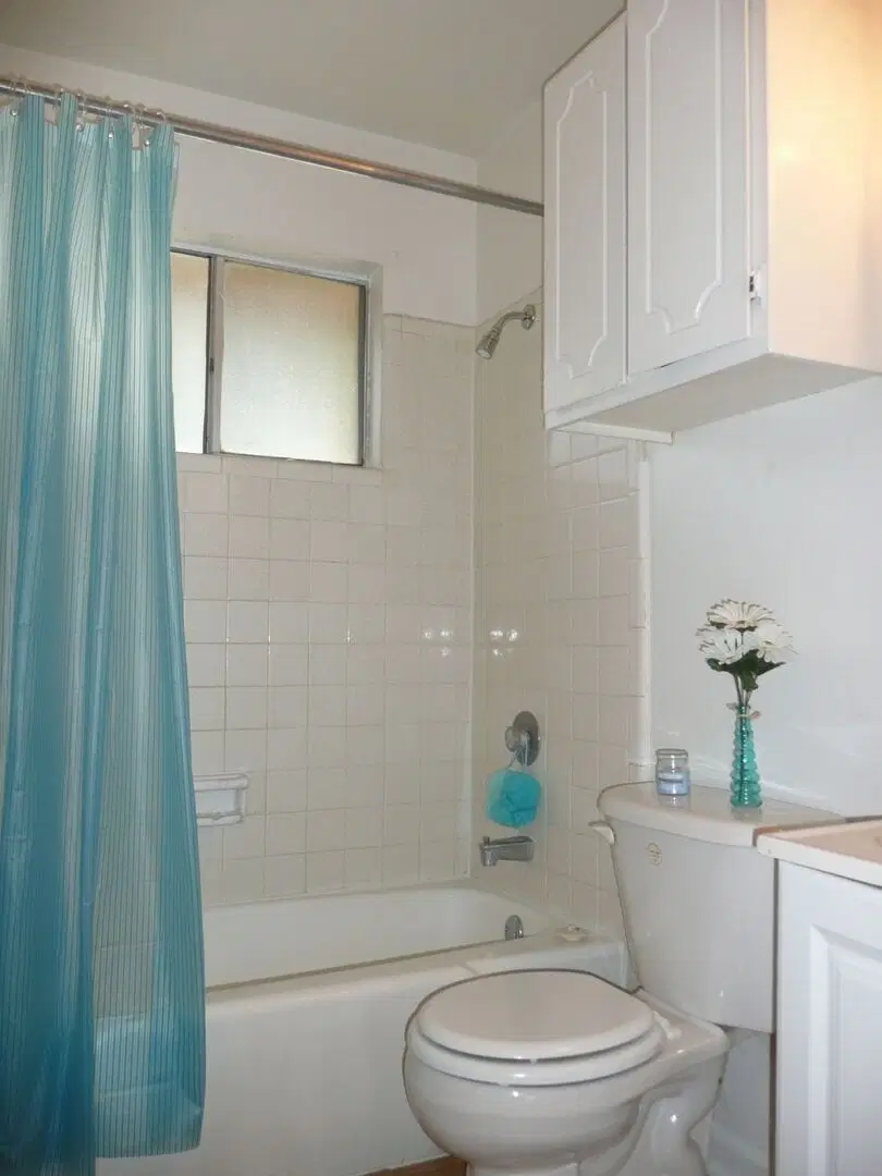 Covina Plaza, San Antonio – Bathroom