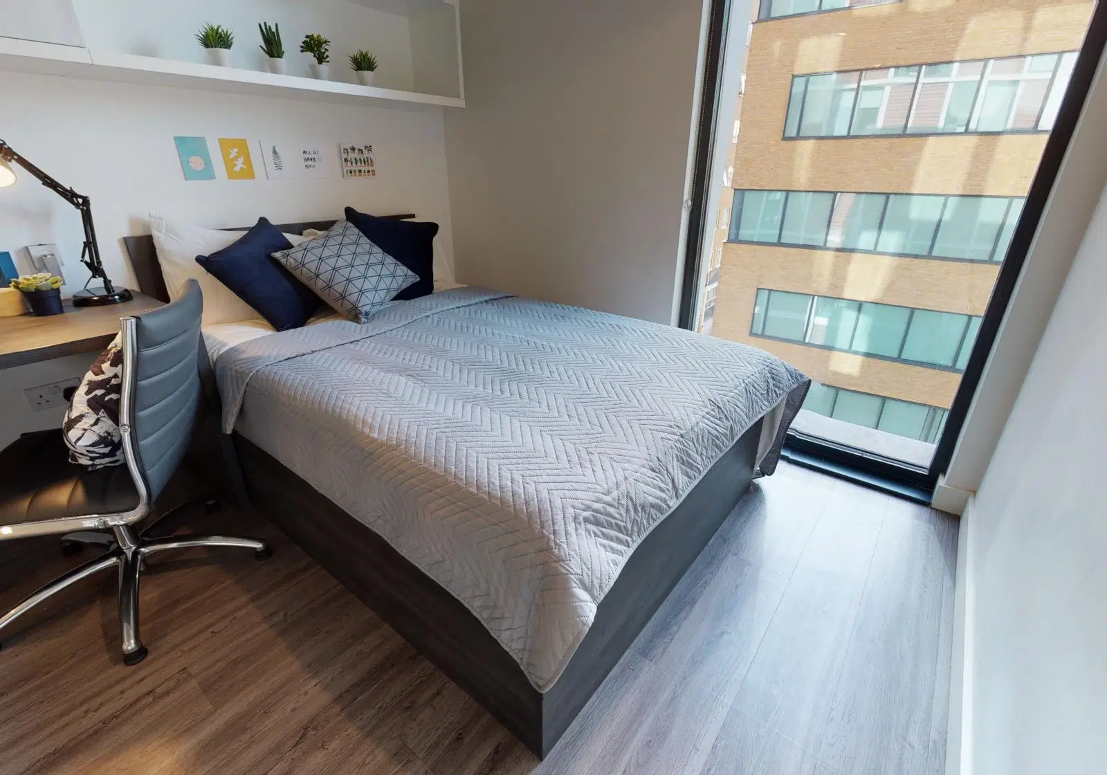 iQ Aldgate, London – Bronze Studio