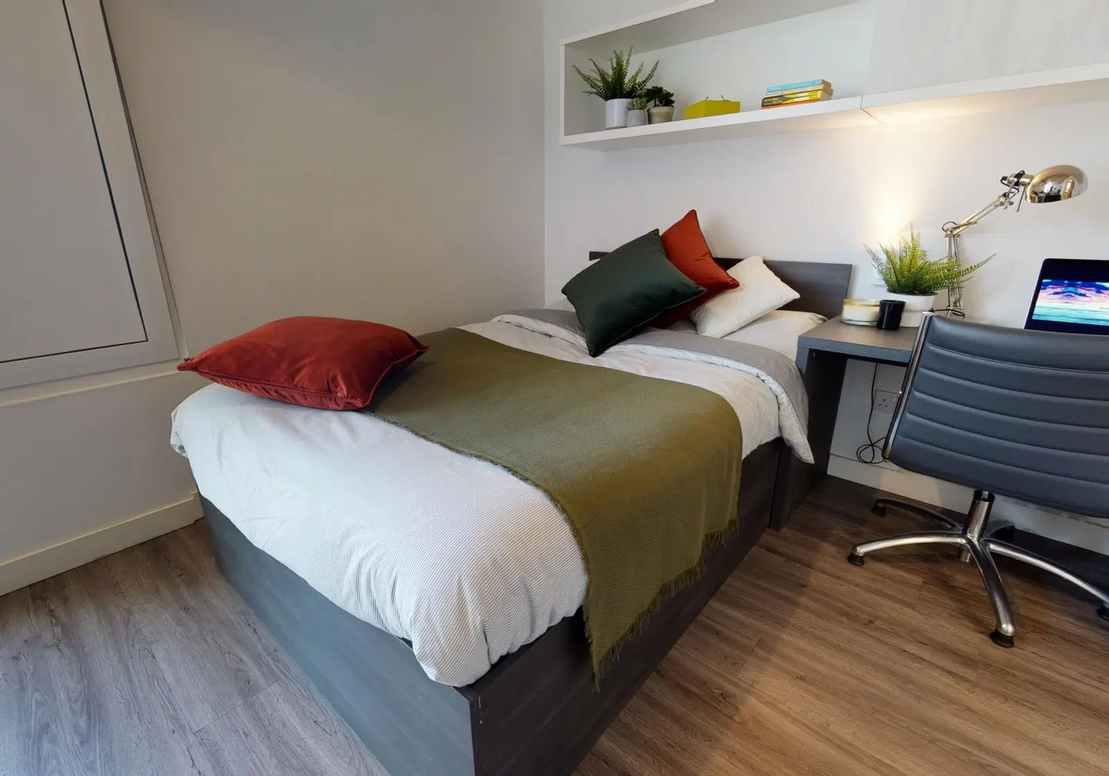 iQ Aldgate, London – Platinum Studio