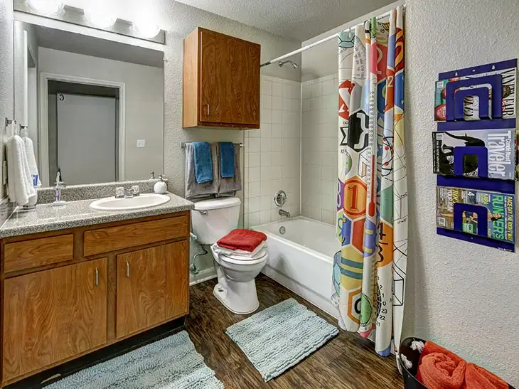 Uptown Apartments, Denton – Bathroom