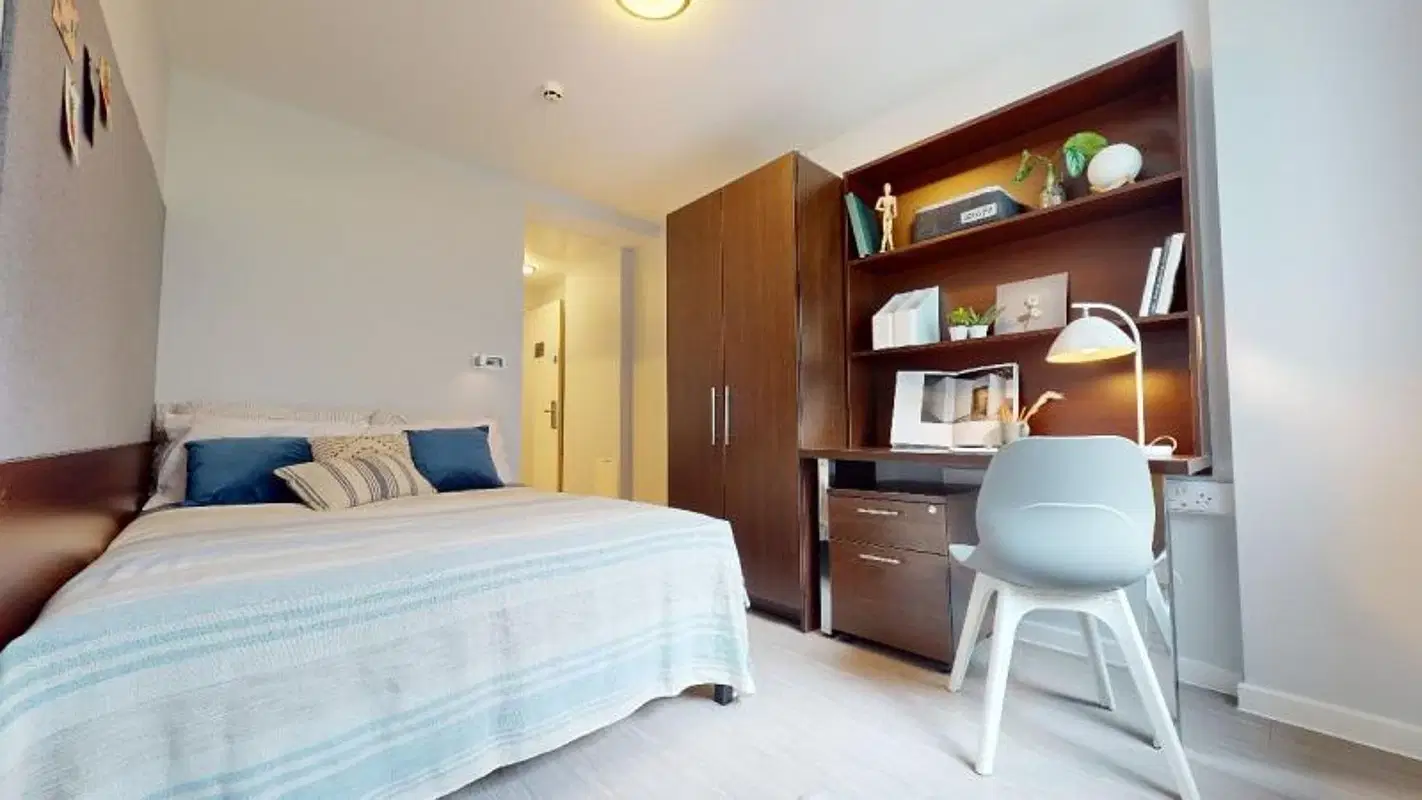 iQ Highbury, London – Silver En Suite