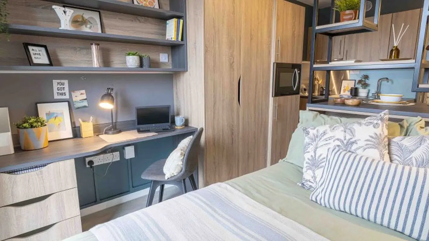iQ Hammersmith, London – Bronze Crtyrd Studio Plus