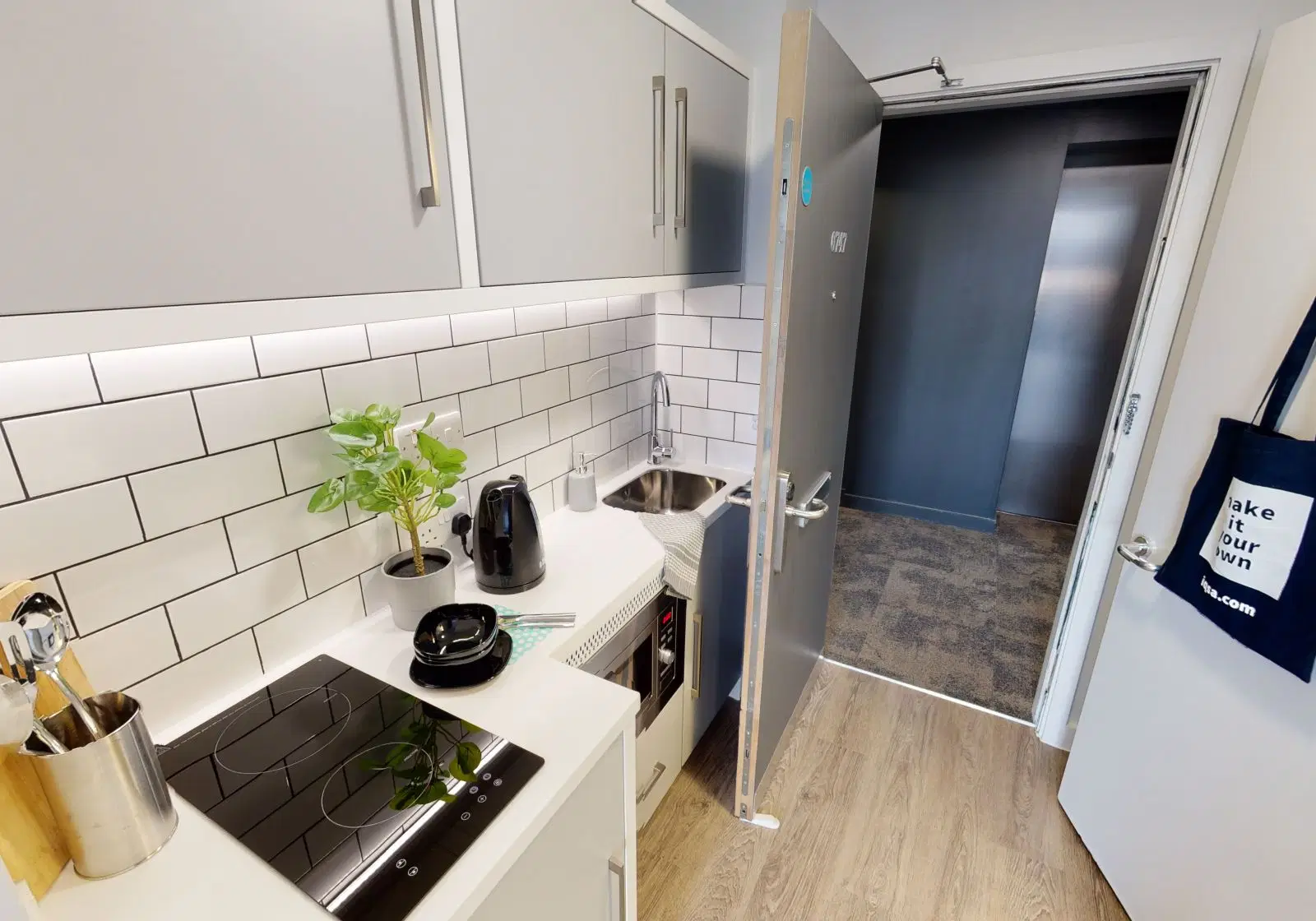 iQ Shoreditch, London – Silver Studio Premium