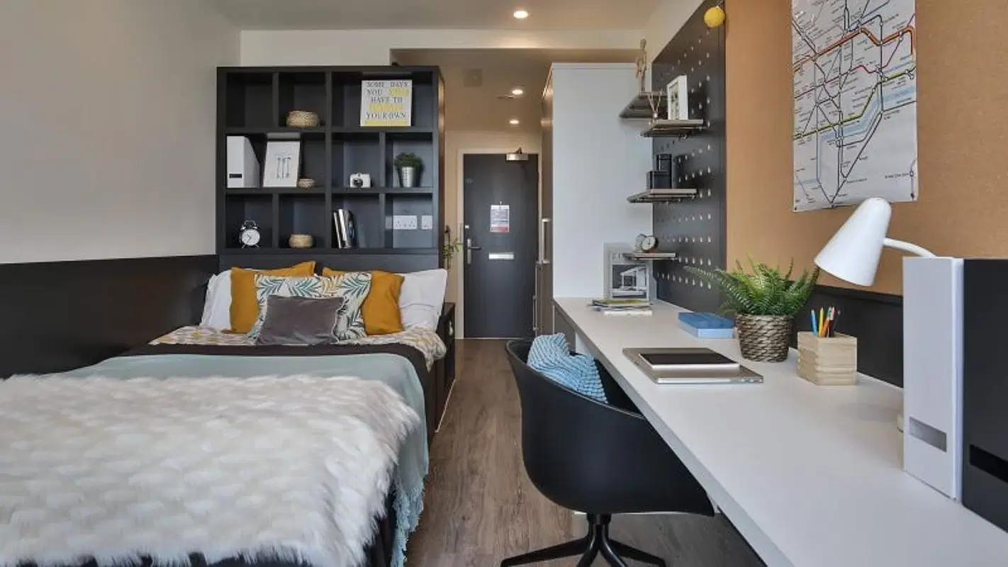 iQ Shoreditch, London – Silver Studio Plus