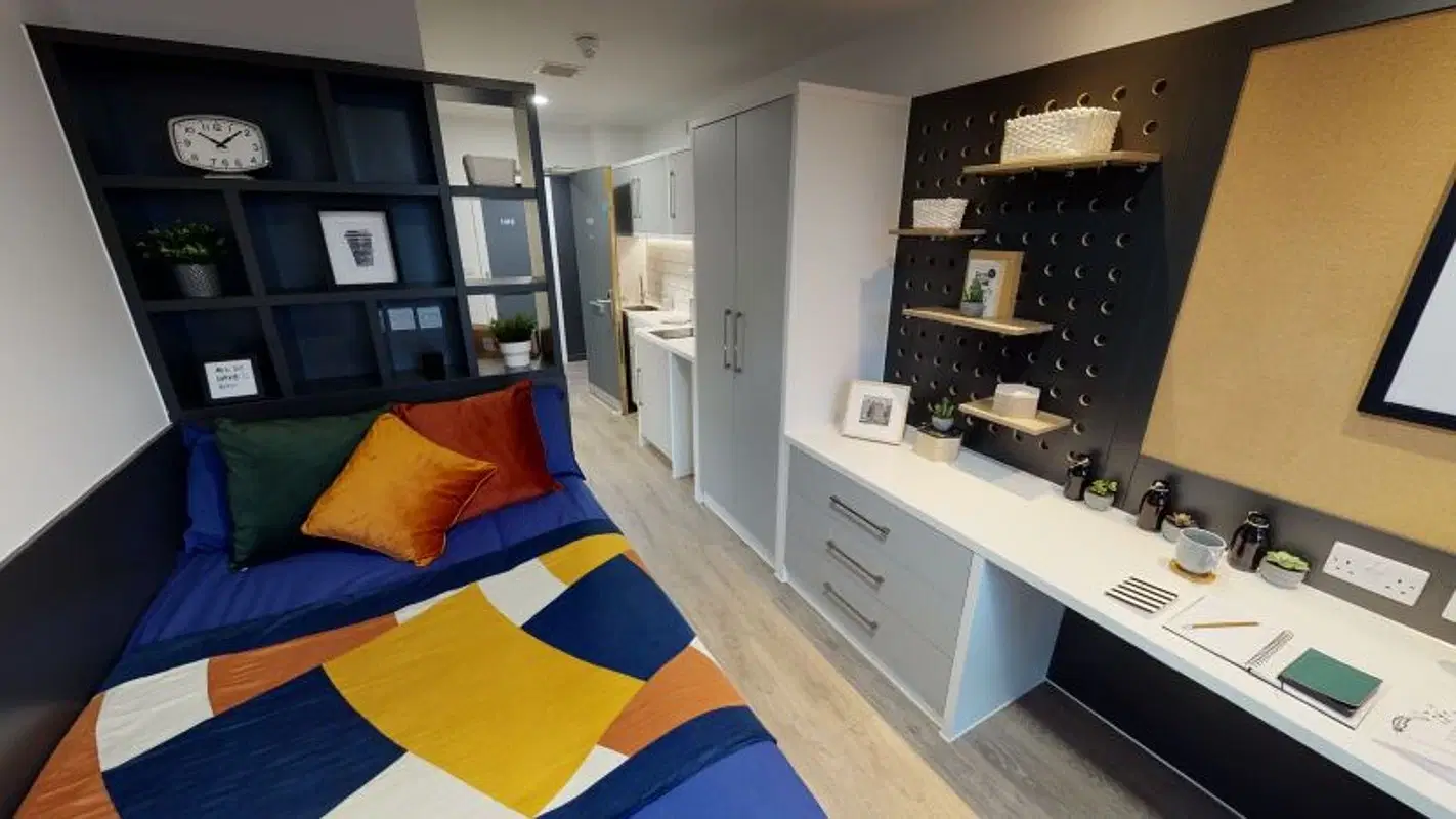 iQ Shoreditch, London – Gold Studio