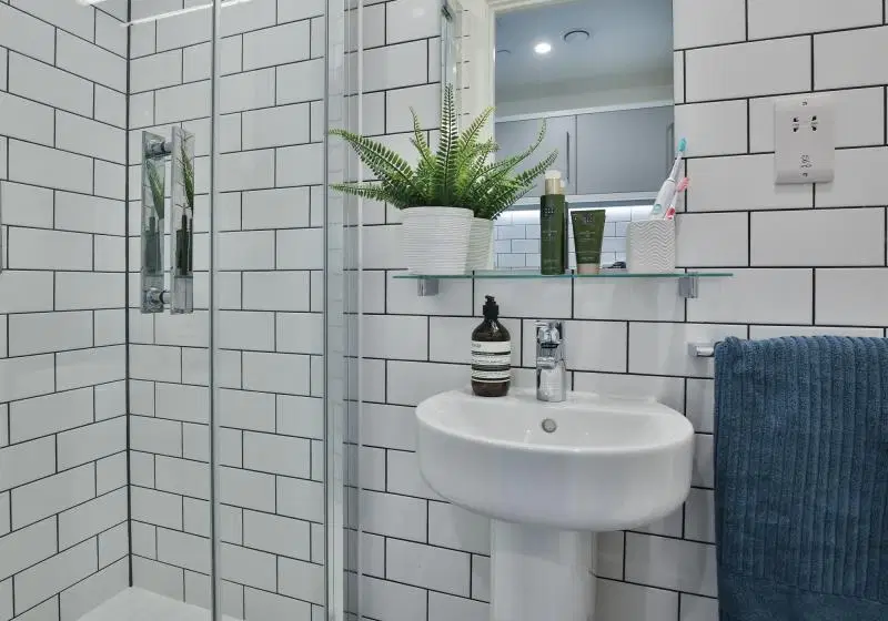 iQ Shoreditch, London – Bronze Studio Premium
