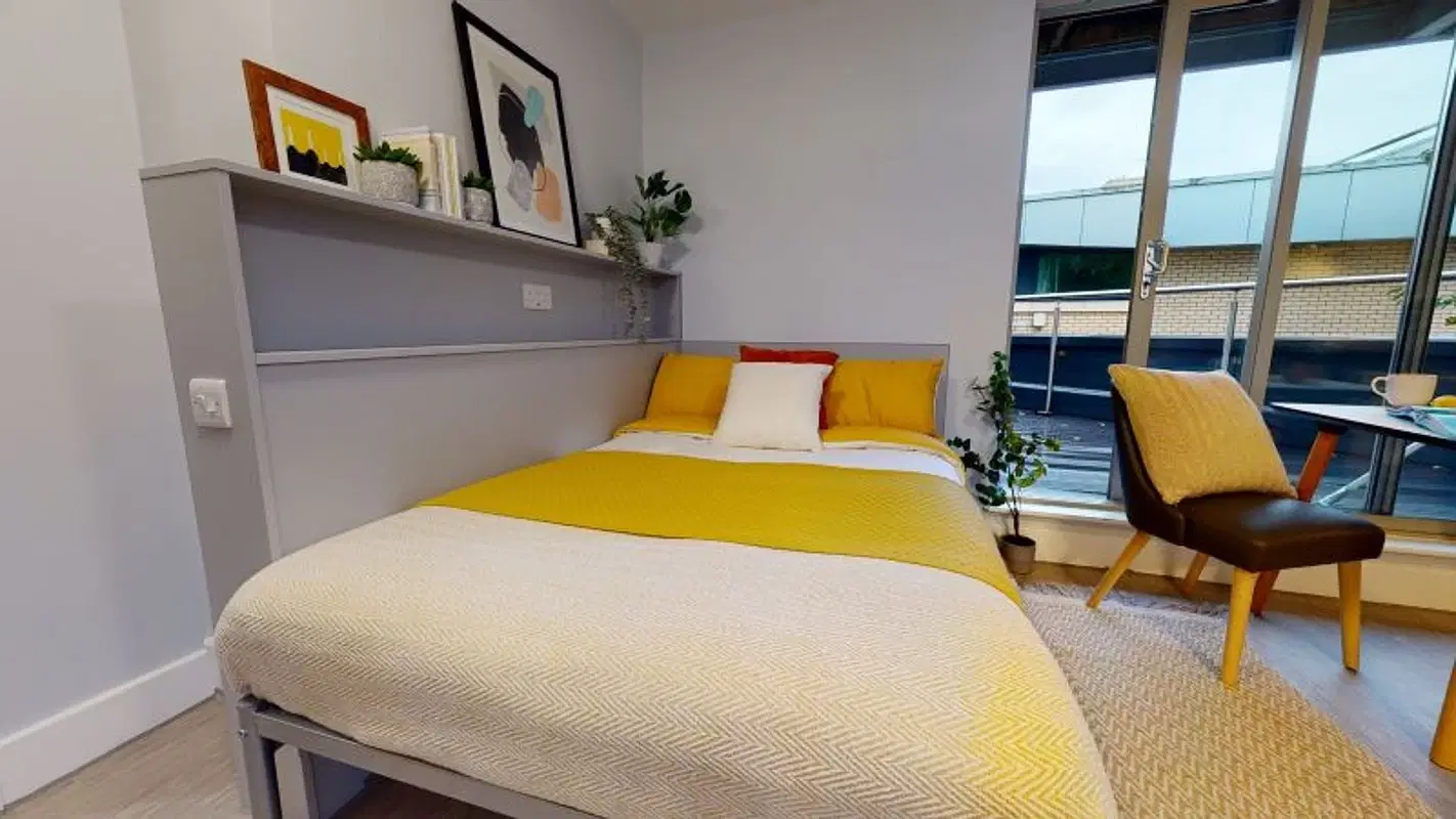 iQ Hoxton, London – Gold Studio Plus