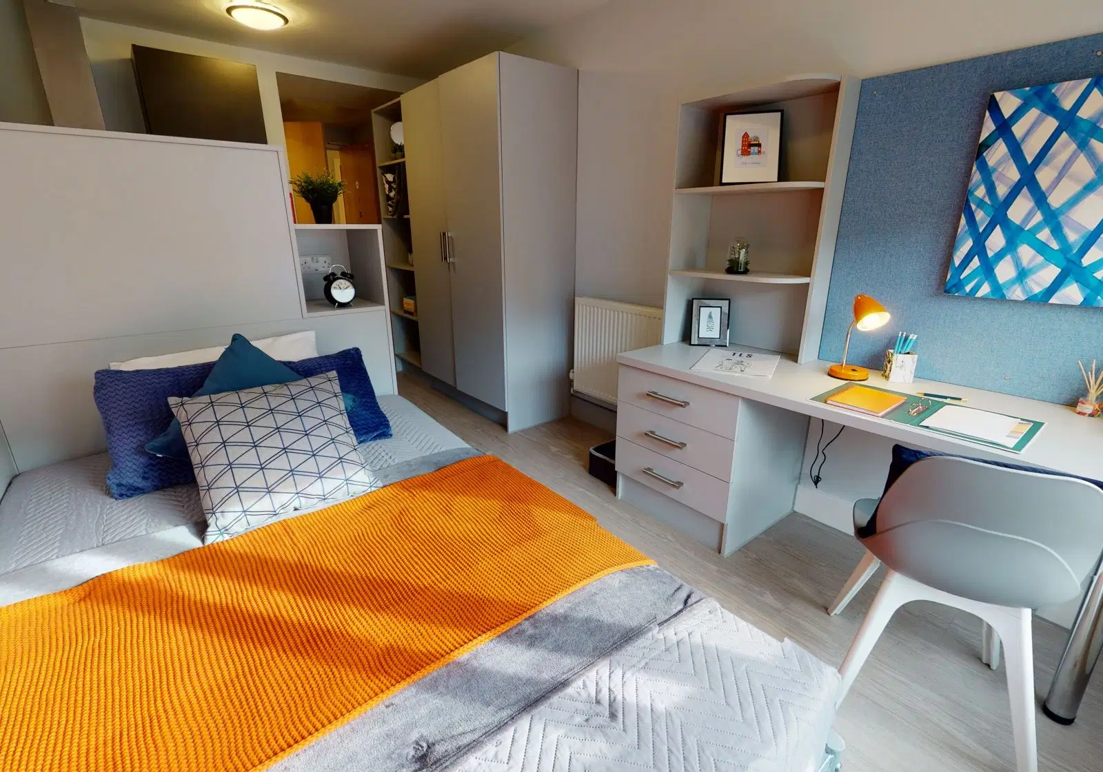 iQ Hoxton, London – Bronze Studio Plus