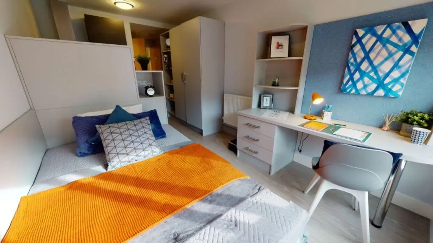iQ Hoxton, London – Bronze Studio