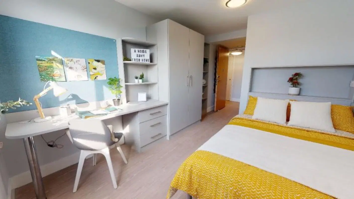 iQ Hoxton, London – Silver En Suite Plus