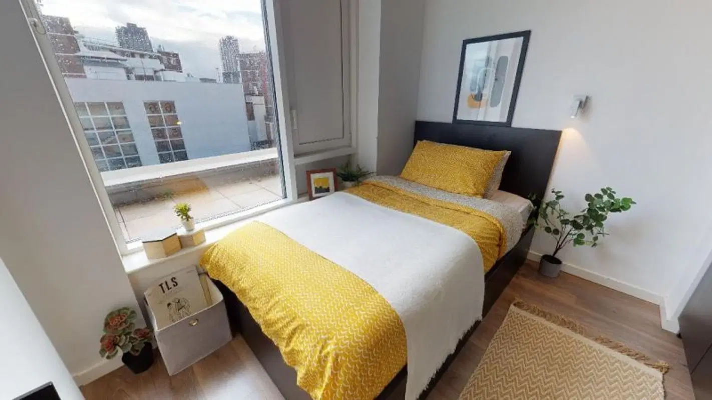 iQ City, London – Gold En Suite
