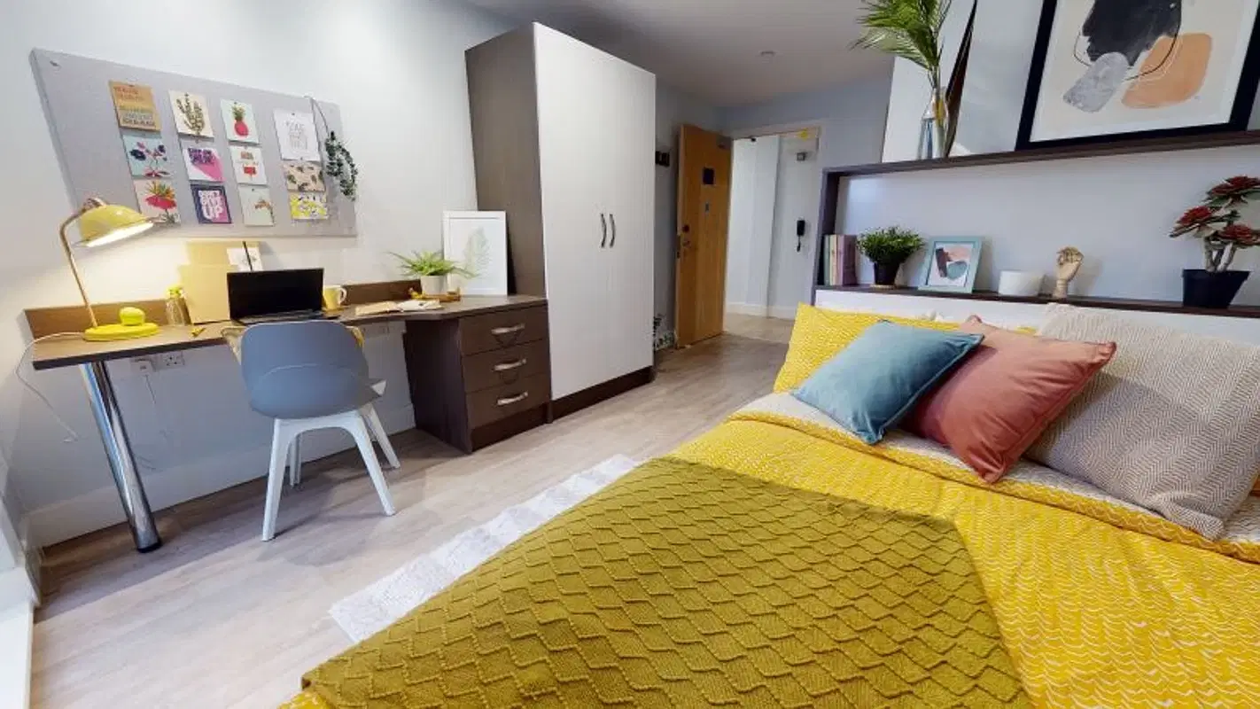 iQ Penworks House, Birmingham – Gold En Suite
