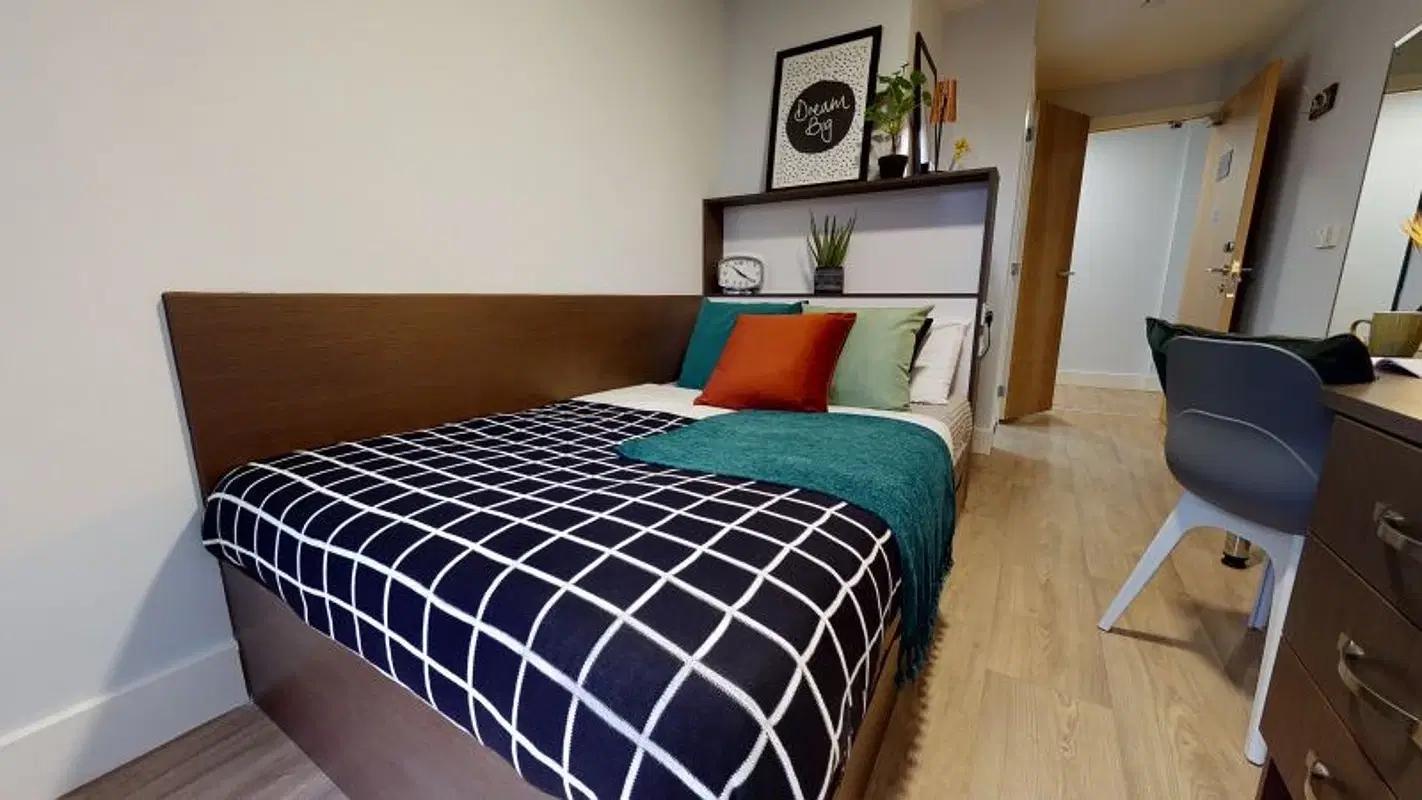 iQ Penworks House, Birmingham – Silver En Suite