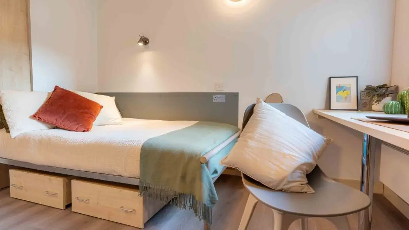 iQ Aspley House, Huddersfield – Silver En Suite