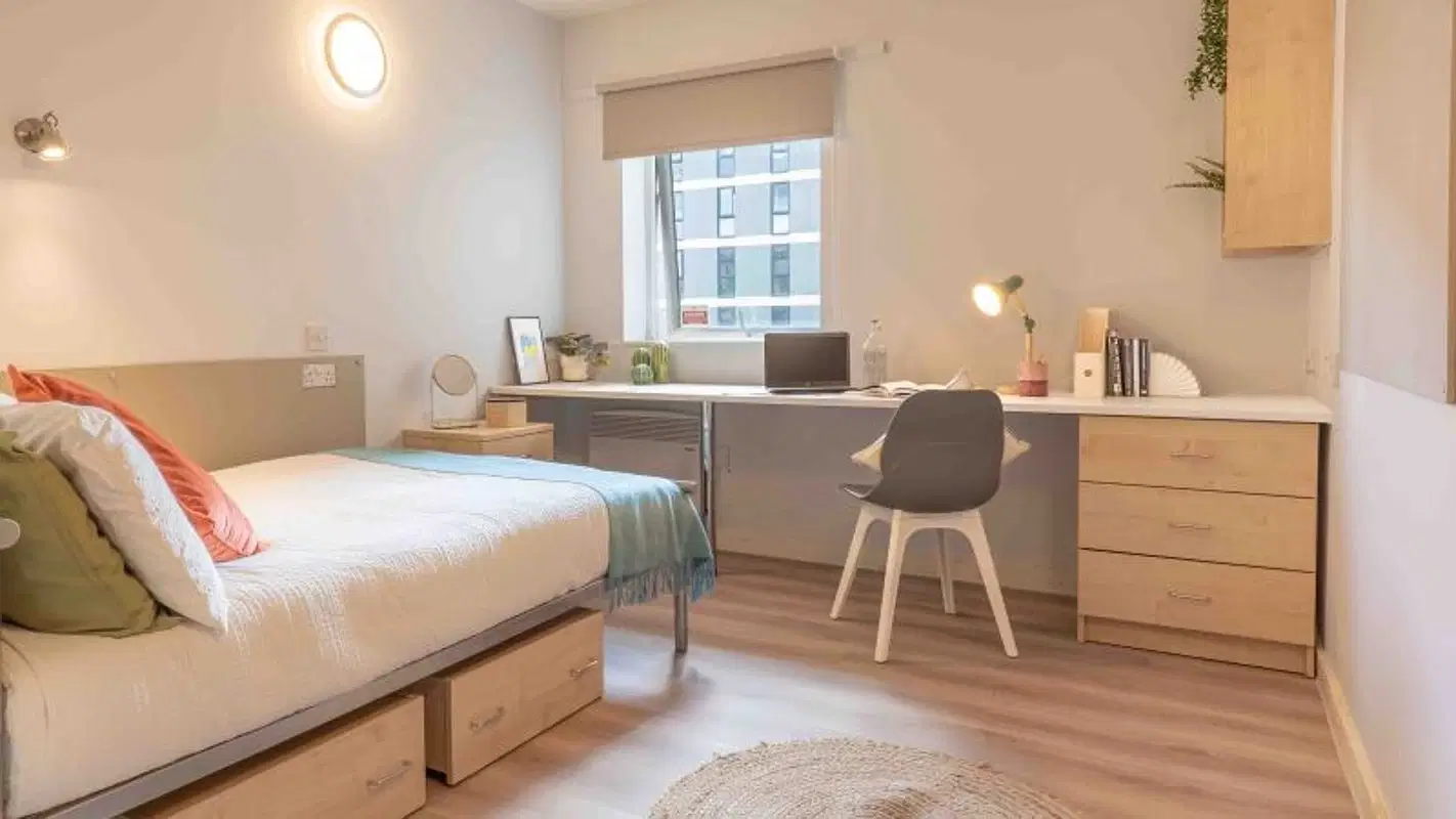 iQ Aspley House, Huddersfield – Gold En Suite