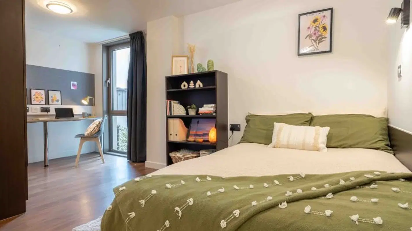 iQ Astor House, Plymouth – Gold En Suite