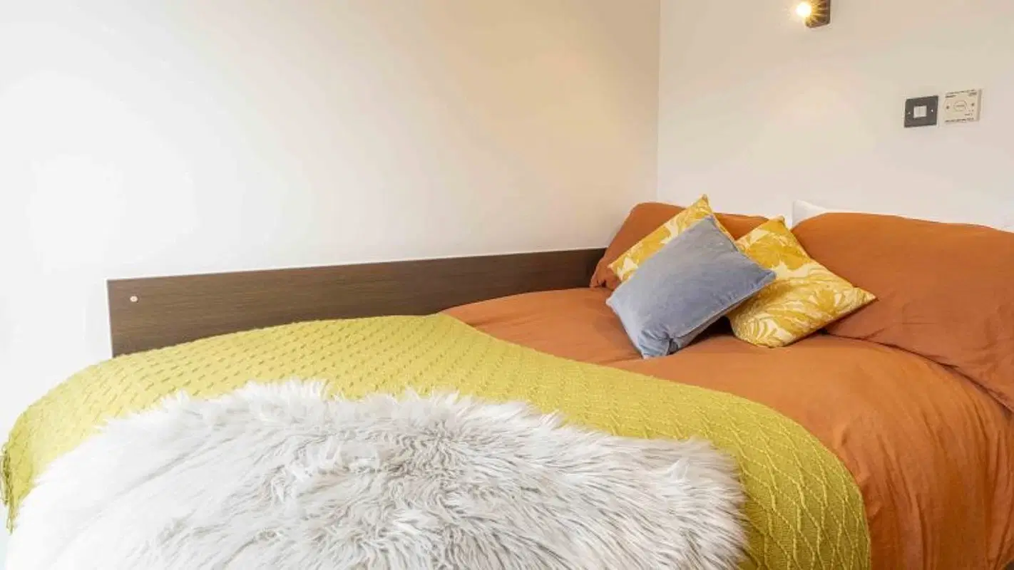 iQ Astor House, Plymouth – Silver En Suite