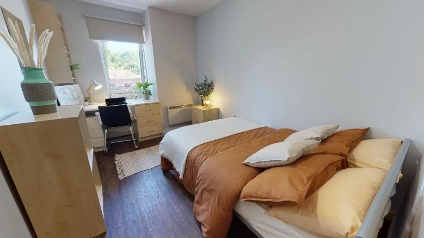 iQ Fiveways House, Wolverhampton – Silver En Suite