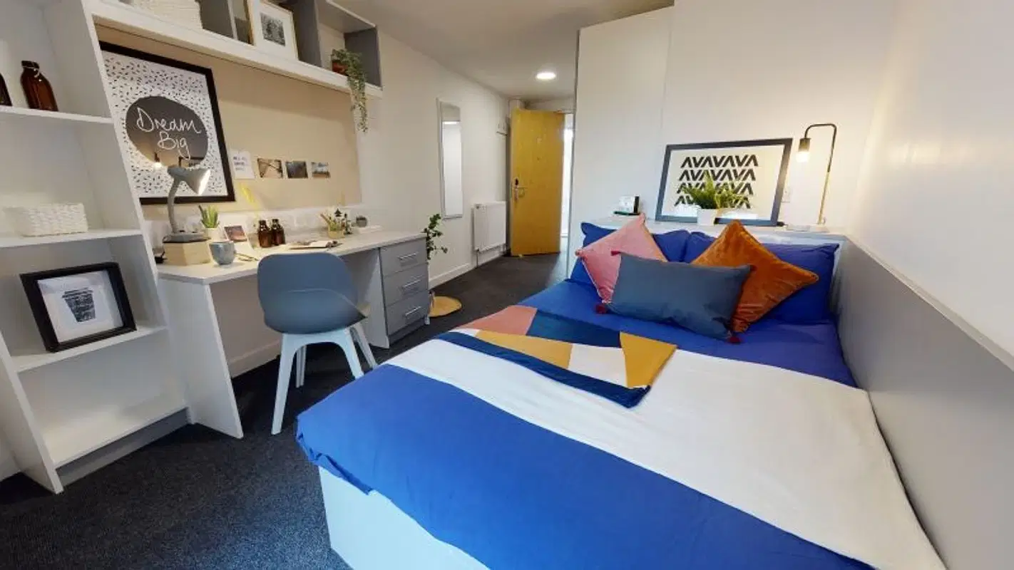 iQ Century Square, Sheffield – Silver En Suite