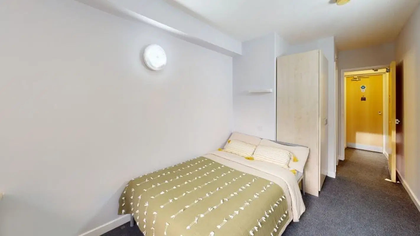 iQ Little Aspley House, Huddersfield – Bronze En Suite