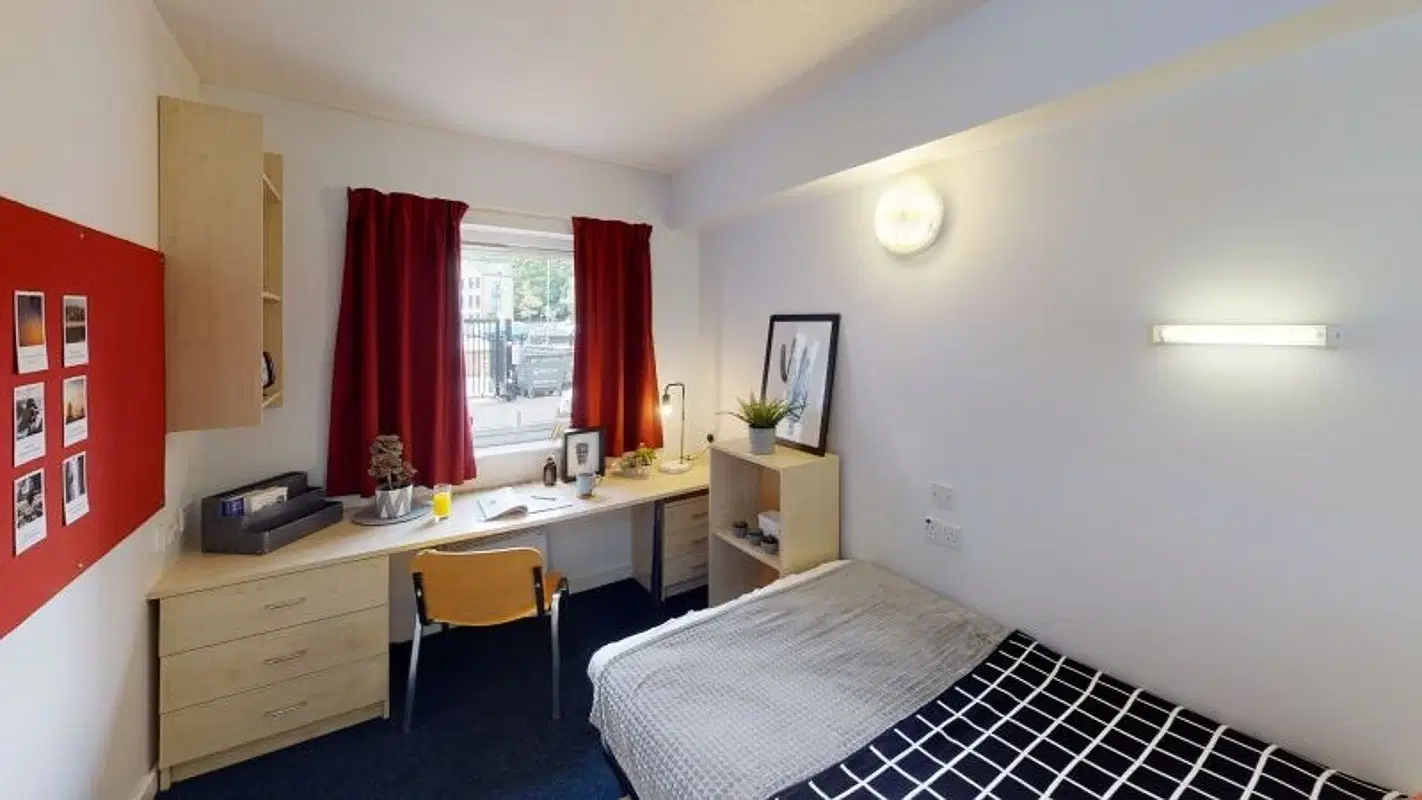 iQ Little Aspley House, Huddersfield – Silver En Suite
