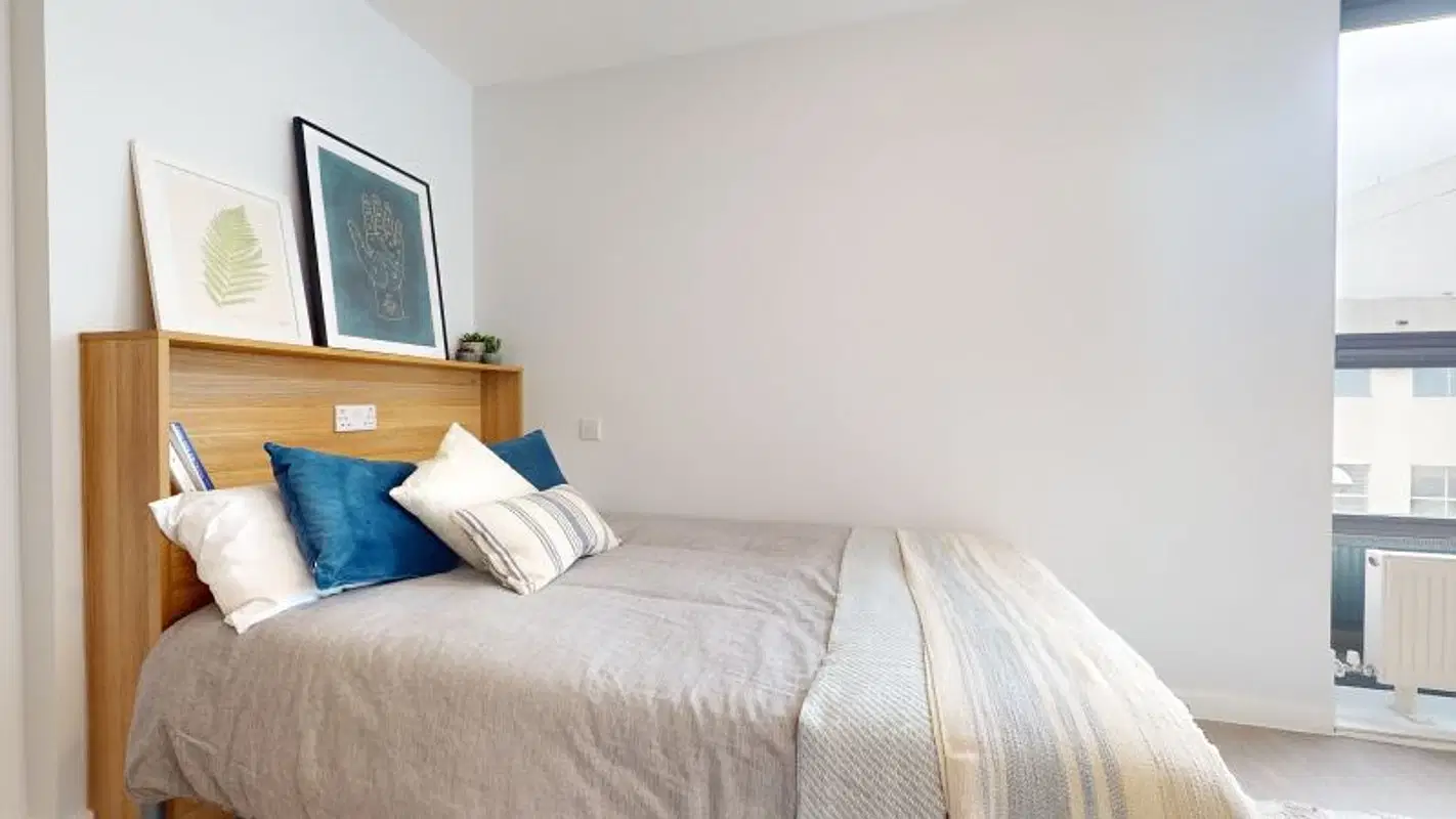 iQ Sterling Court, London – Gold Studio