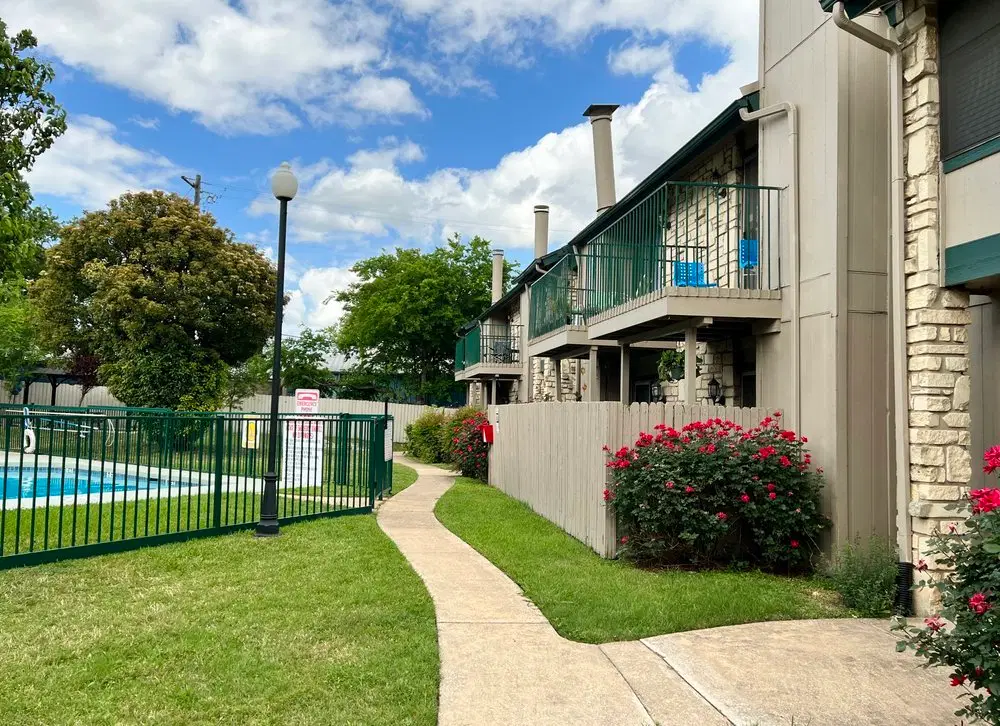 Woodwillow Townhomes, Austin – Exterior