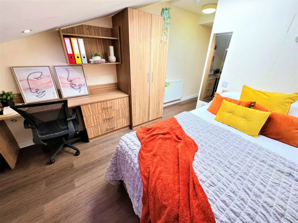 Waterside Court, Chester – Deluxe Skylight En-Suite