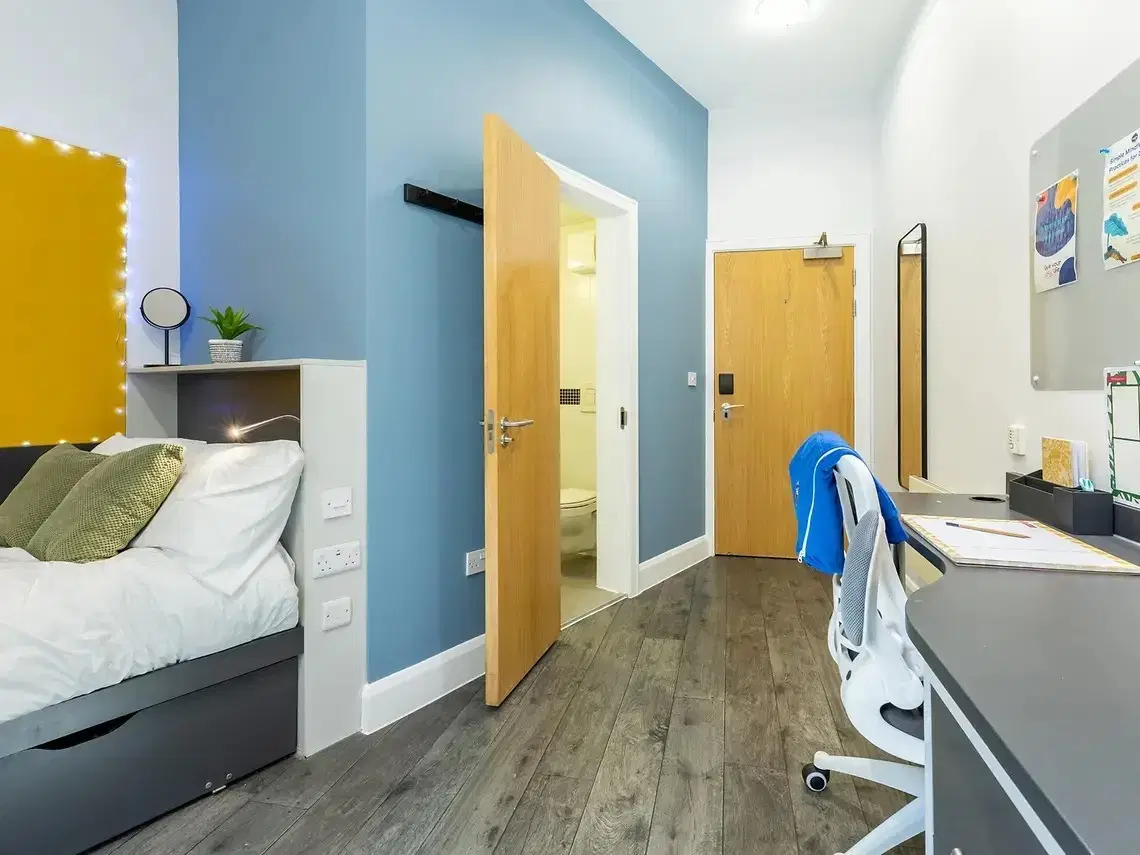 Yugo Depot Point, London – Standard Ensuite