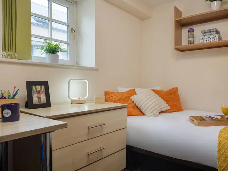 Yugo Cable Street, Lancaster – Standard Single