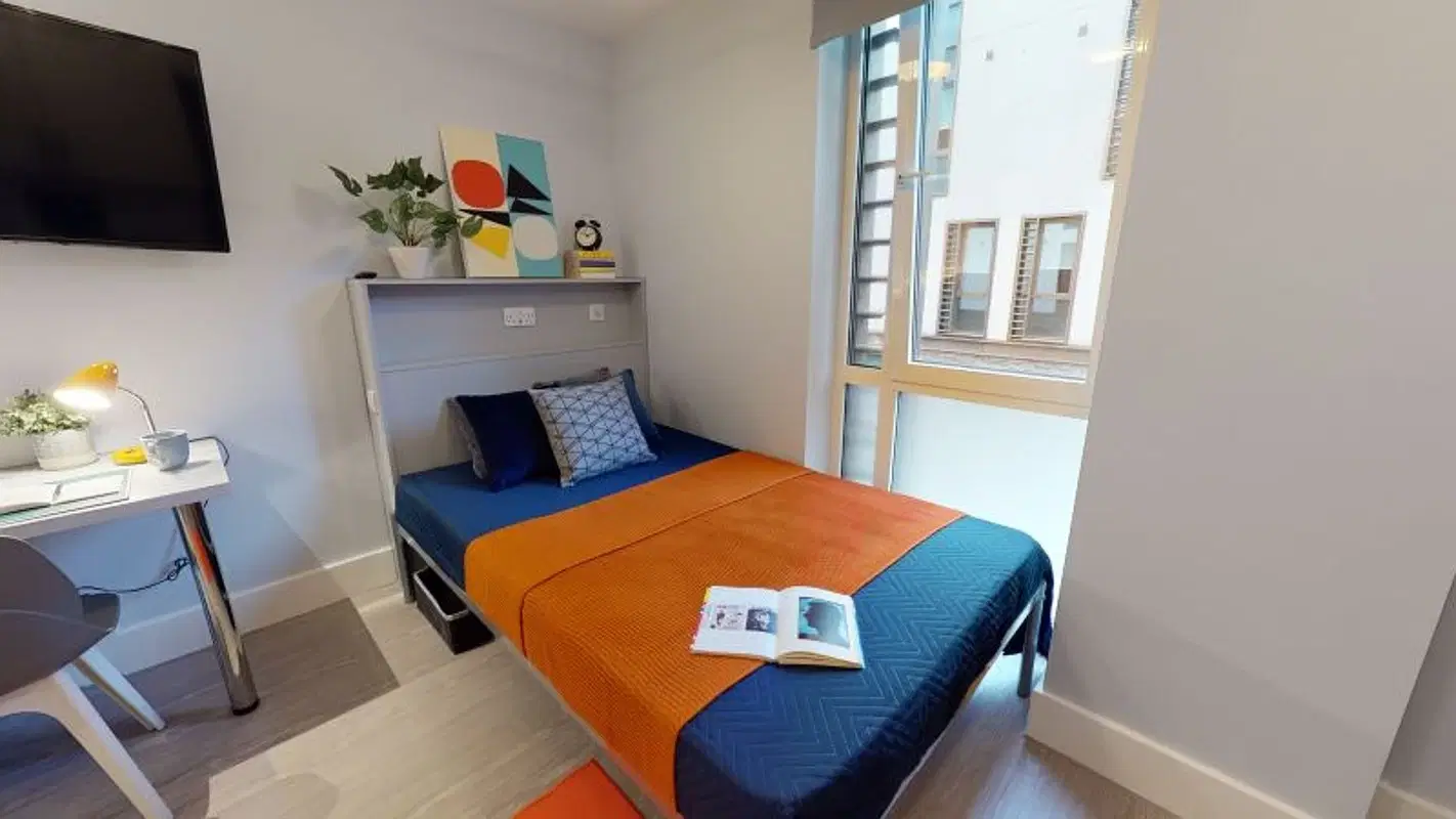 iQ Magenta House, London