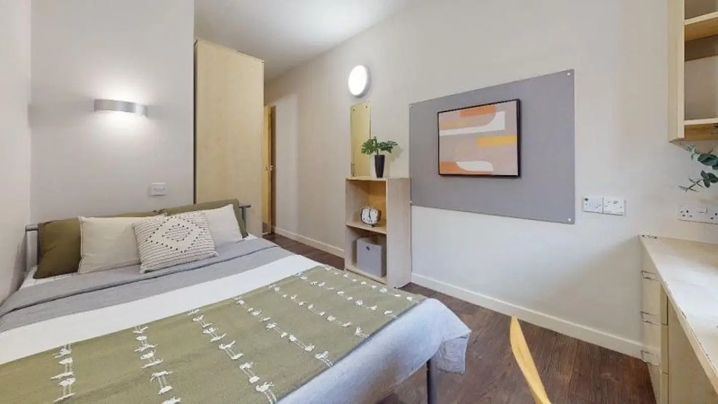 iQ Little Aspley House, Huddersfield – Bronze En Suite Plus