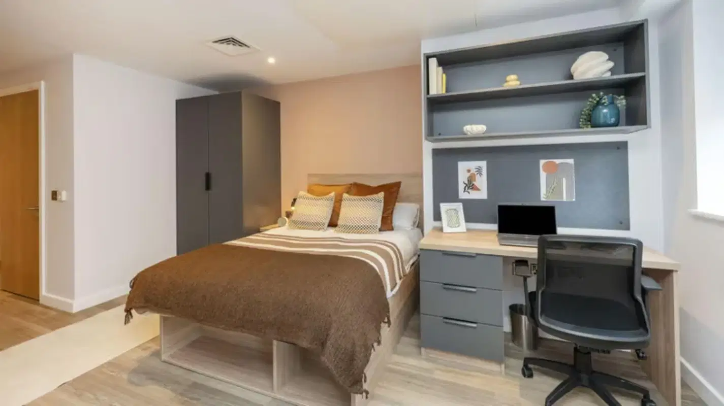 Headrow Court, Leeds – Deluxe Studio
