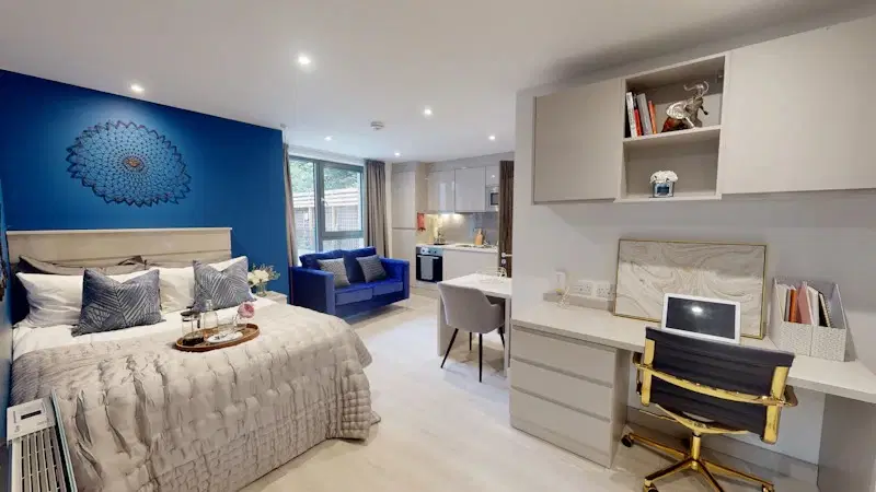 79 Silver Street, Reading – Deluxe Accessible Studio