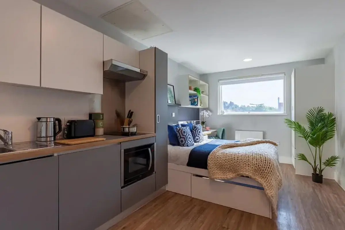 West Way Square, Oxford – Premium Bronze Studio