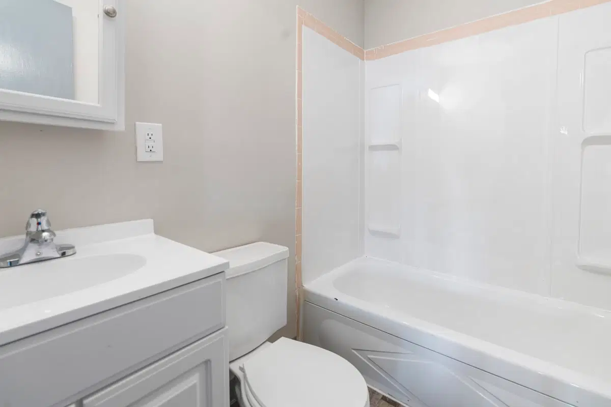Saluki Apartments, Carbondale – Bathroom
