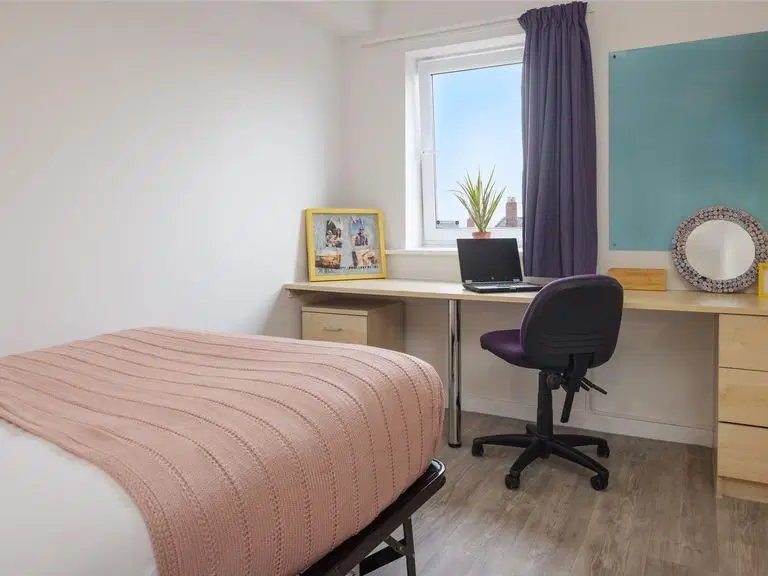 Yugo Knoll Court, Newcastle – Classic En Suite