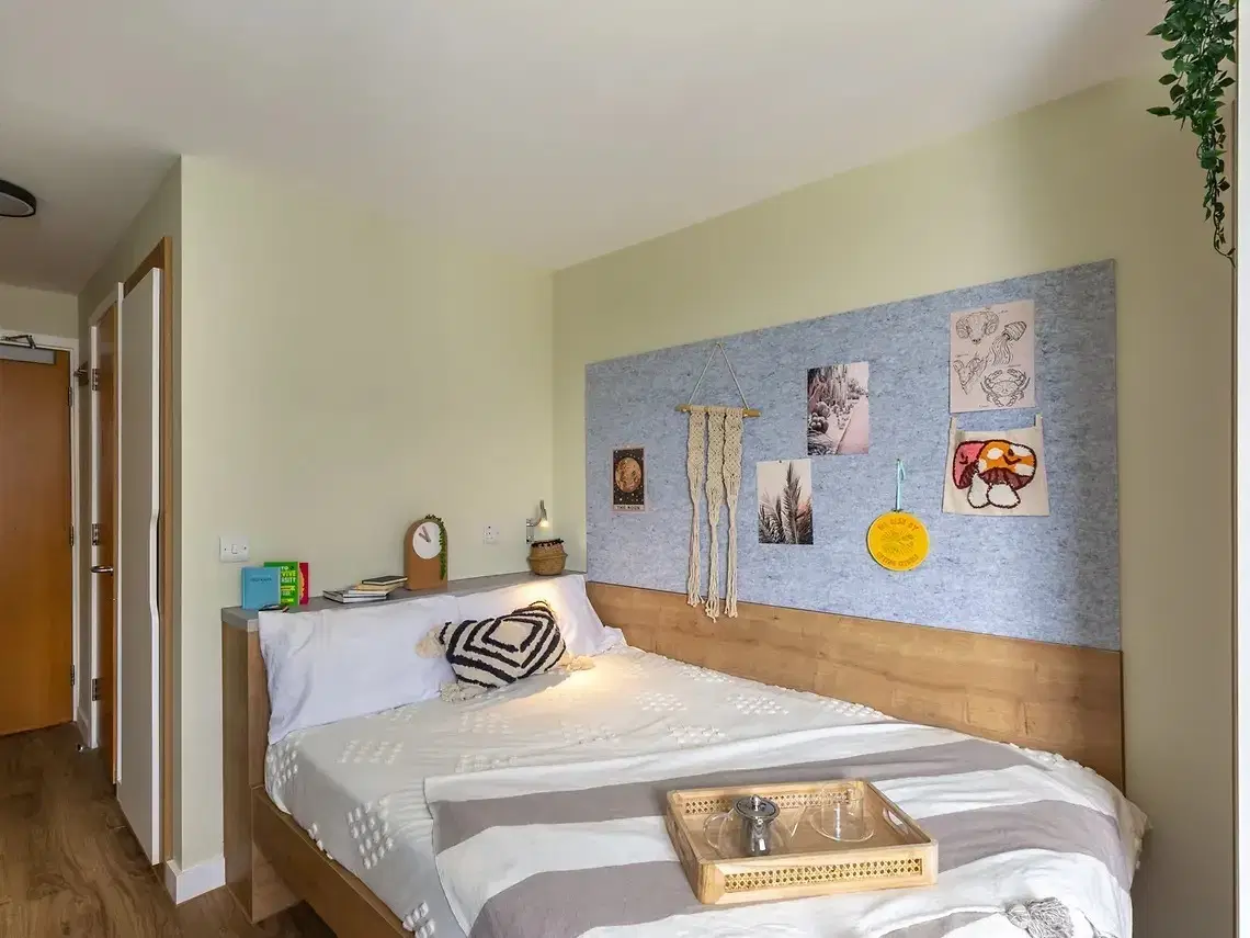 Yugo The Curve, London – Large En-Suite