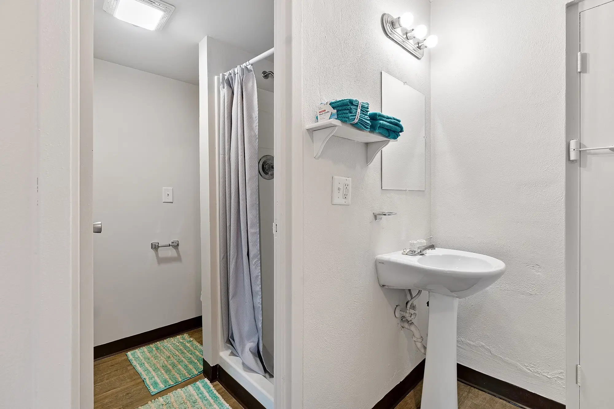 Saint Germain Square, Carbondale – Bathroom