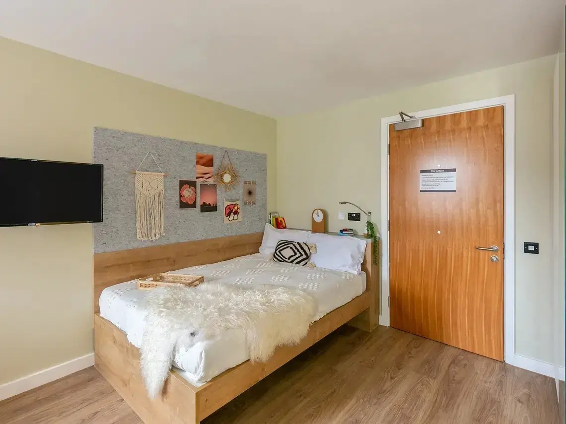 Yugo The Curve, London – Extra Large Double Studio
