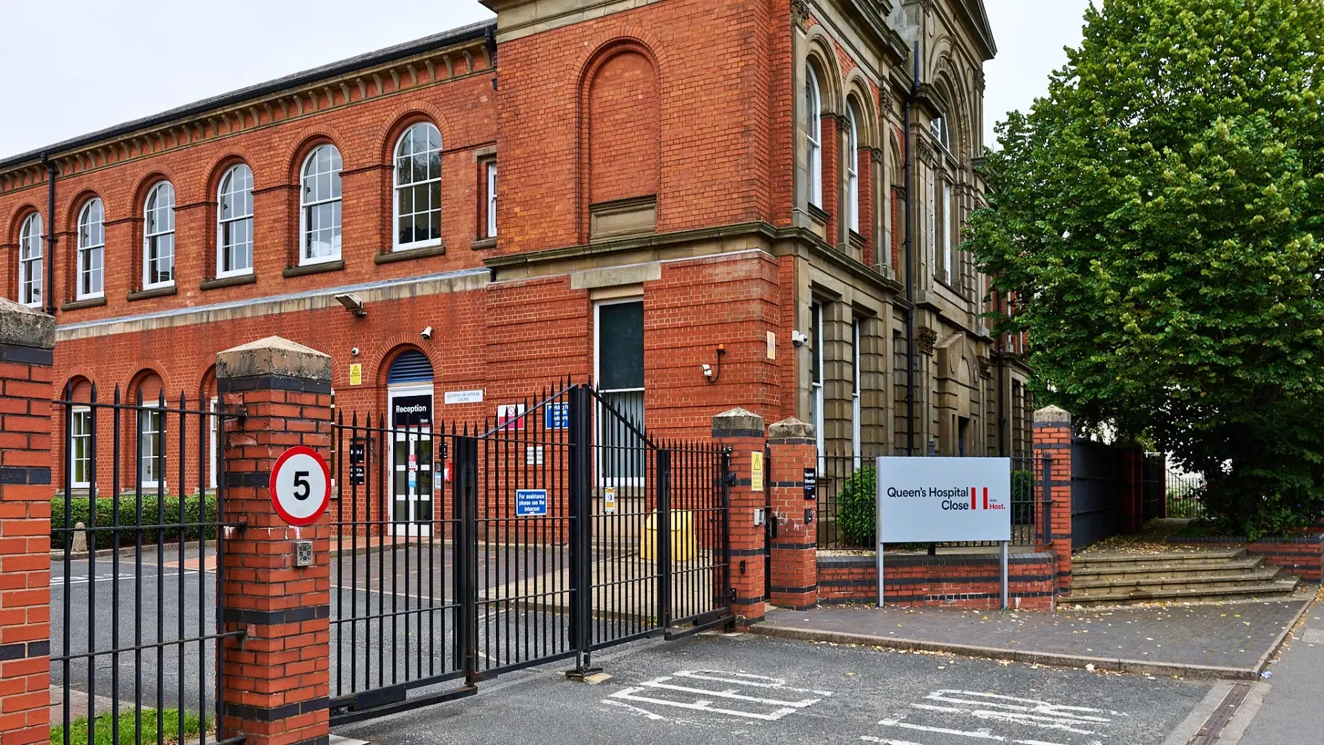 Queen's Hospital Close, Birmingham – Exterior