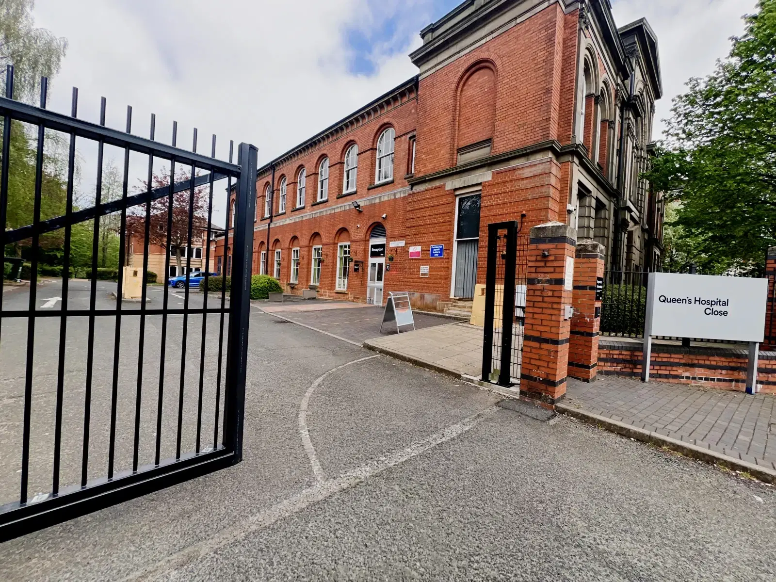 Queen's Hospital Close, Birmingham – Exterior