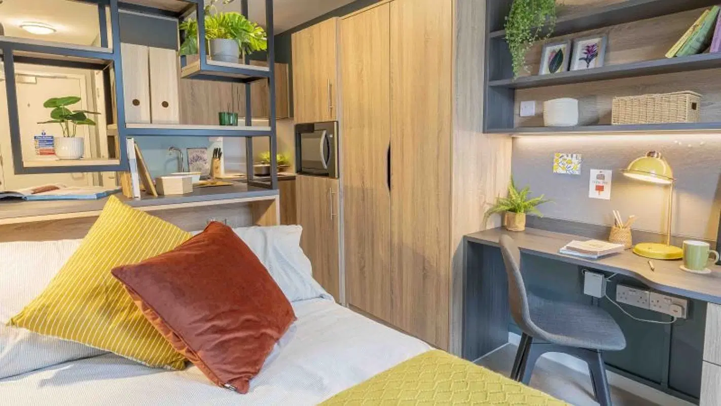 iQ Hammersmith, London – Bronze Studio Plus
