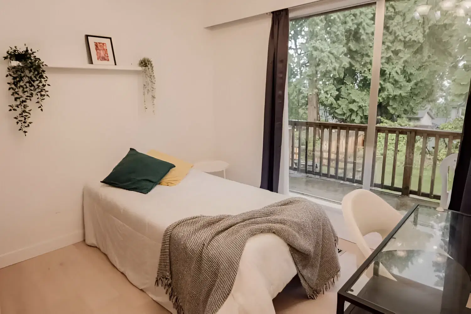 1177 15th St East, Vancouver – Room in a 4 Bed 1 Bath | Topaz Room