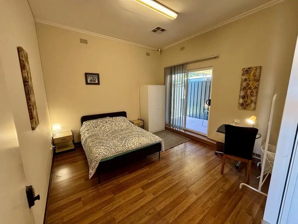 Room in a 5 Bedroom Apartment, 18 High Avenue, Clearview, 5085 – Room 2