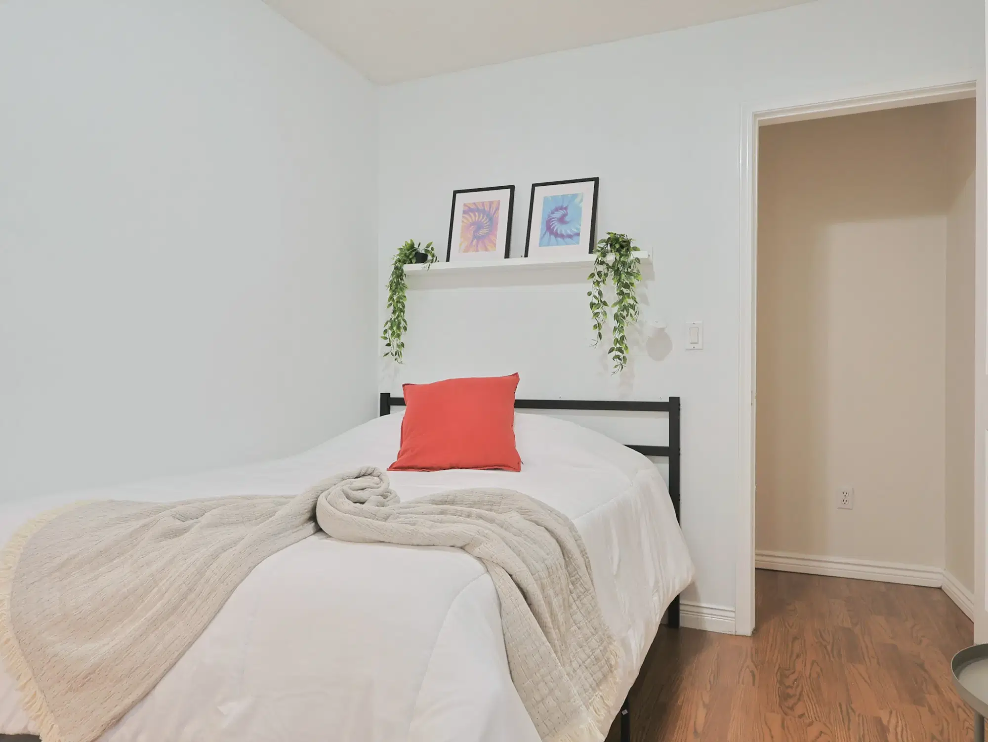 1066 E 55th Ave, Vancouver – Mannaz Room (1 Bed 1 Bath)