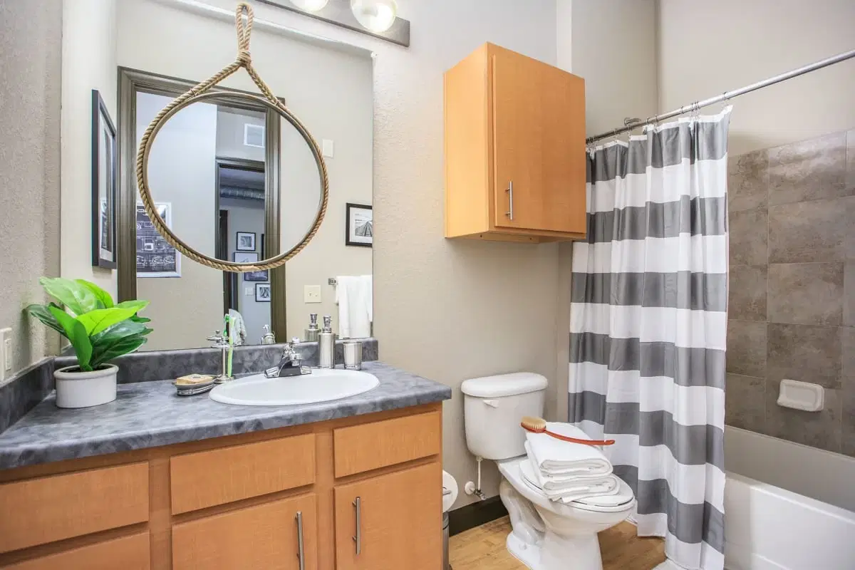 40Fifty Lofts, Tampa – Bathroom