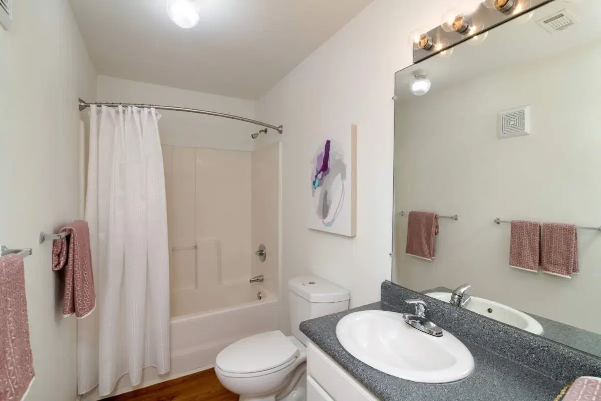 Astoria, Denton – Bathroom