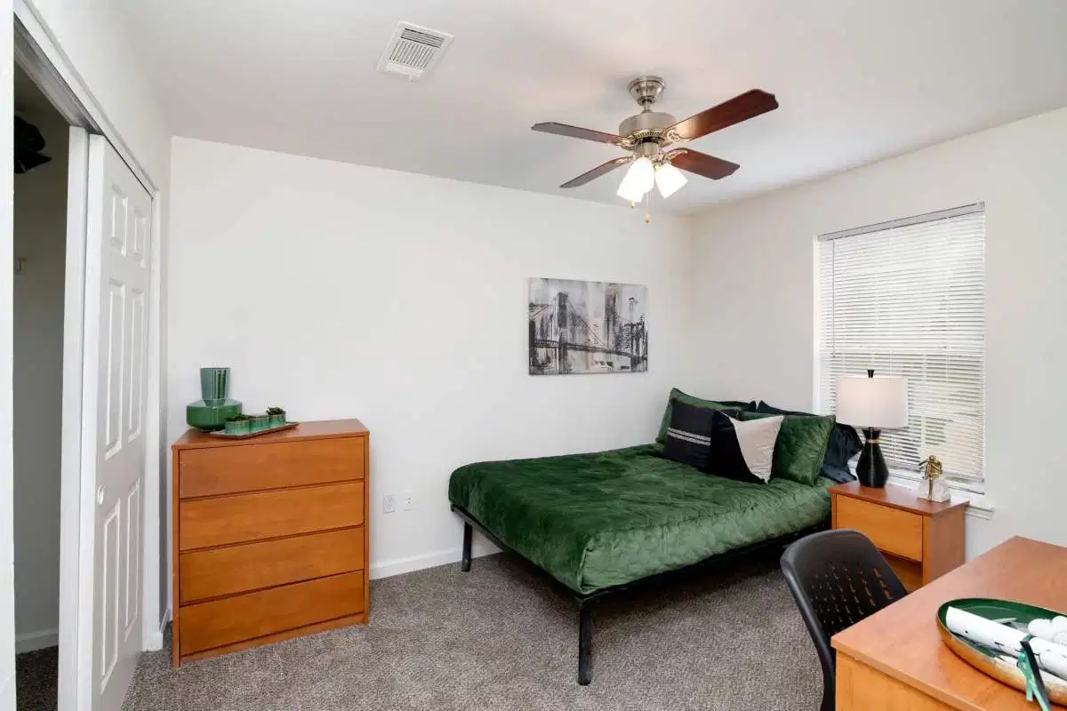 Astoria, Denton