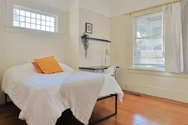 5570 Balaclava St, Vancouver – Rembrandt room( 6 Bed 2 Bath )